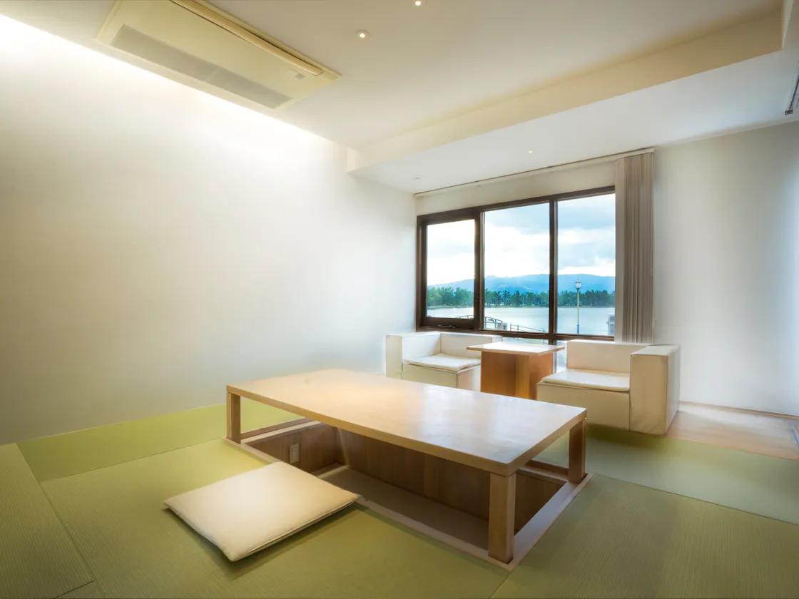 【2階◆眺望和洋室】海と観光船を望む部屋