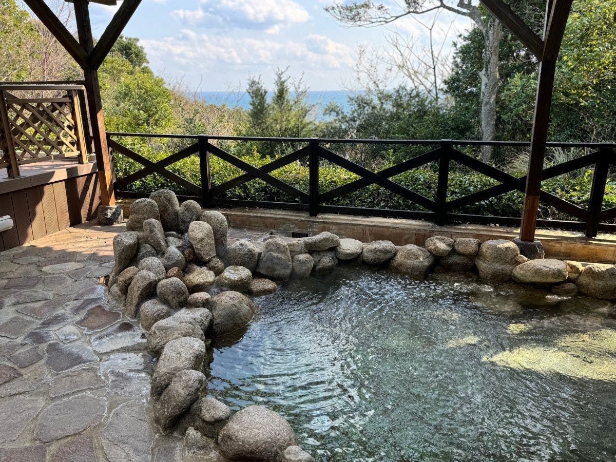 ห้องอาบน้ำขนาดใหญ่และบ่อน้ำร้อนกลางแจ้งเปิดให้บริการอีกครั้งหลังปรับปรุงใหม่