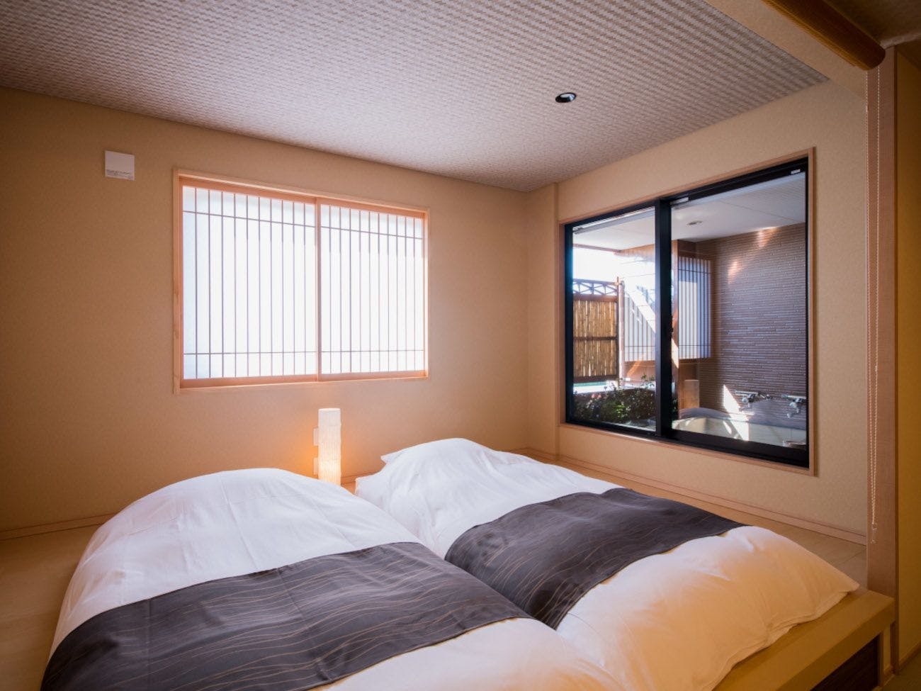 Bilik 55.8 meter persegi dengan onsen luar