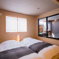 Bilik 55.8 meter persegi dengan onsen luar