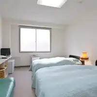 นี่คือห้องพักแบบเตียงคู่ที่สว่างและเรียบง่าย