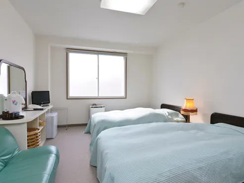 明るくシンプルなツインルームです。