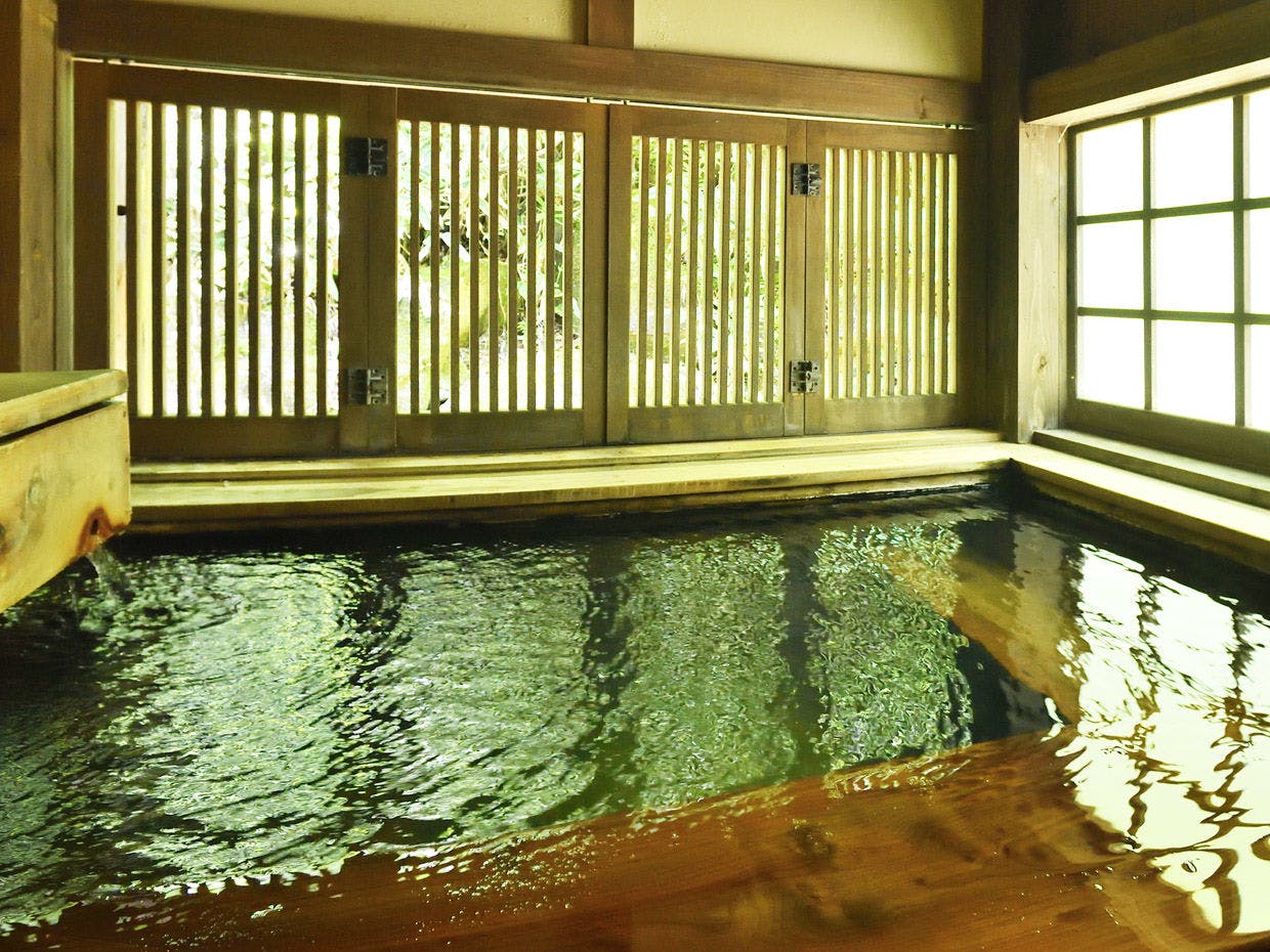 内湯付き客室のお風呂(源泉かけ流し)