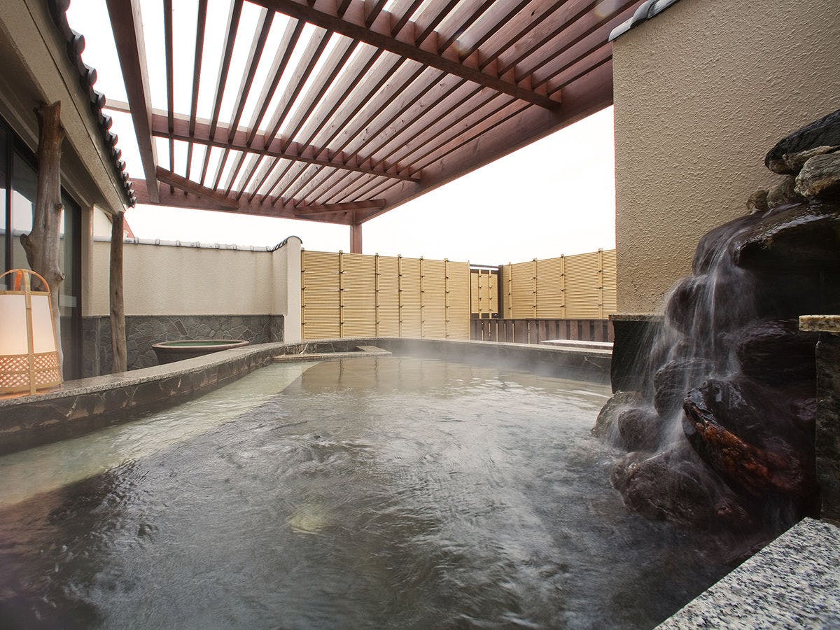 Kolam mandi terbuka tingkat 5