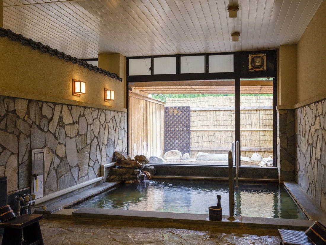 อ่างอาบน้ำในร่มที่คุณสามารถแช่ตัวได้อย่างสบายใจ