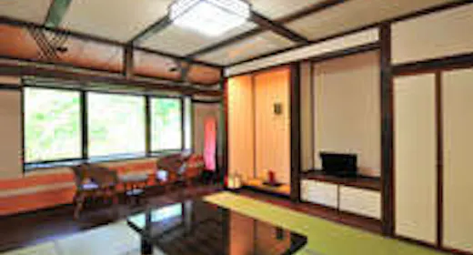 里山側のくつろいだ雰囲気の和室