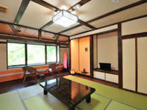 ห้องสไตล์ญี่ปุ่นที่มีบรรยากาศผ่อนคลายริมภูเขา