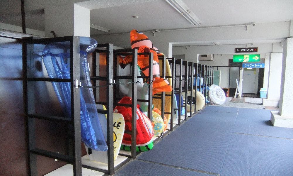 地下1階部分に「サーフボード置場」