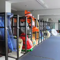 Lantai bawah tanah 1 memiliki "tempat penyimpanan papan selancar"