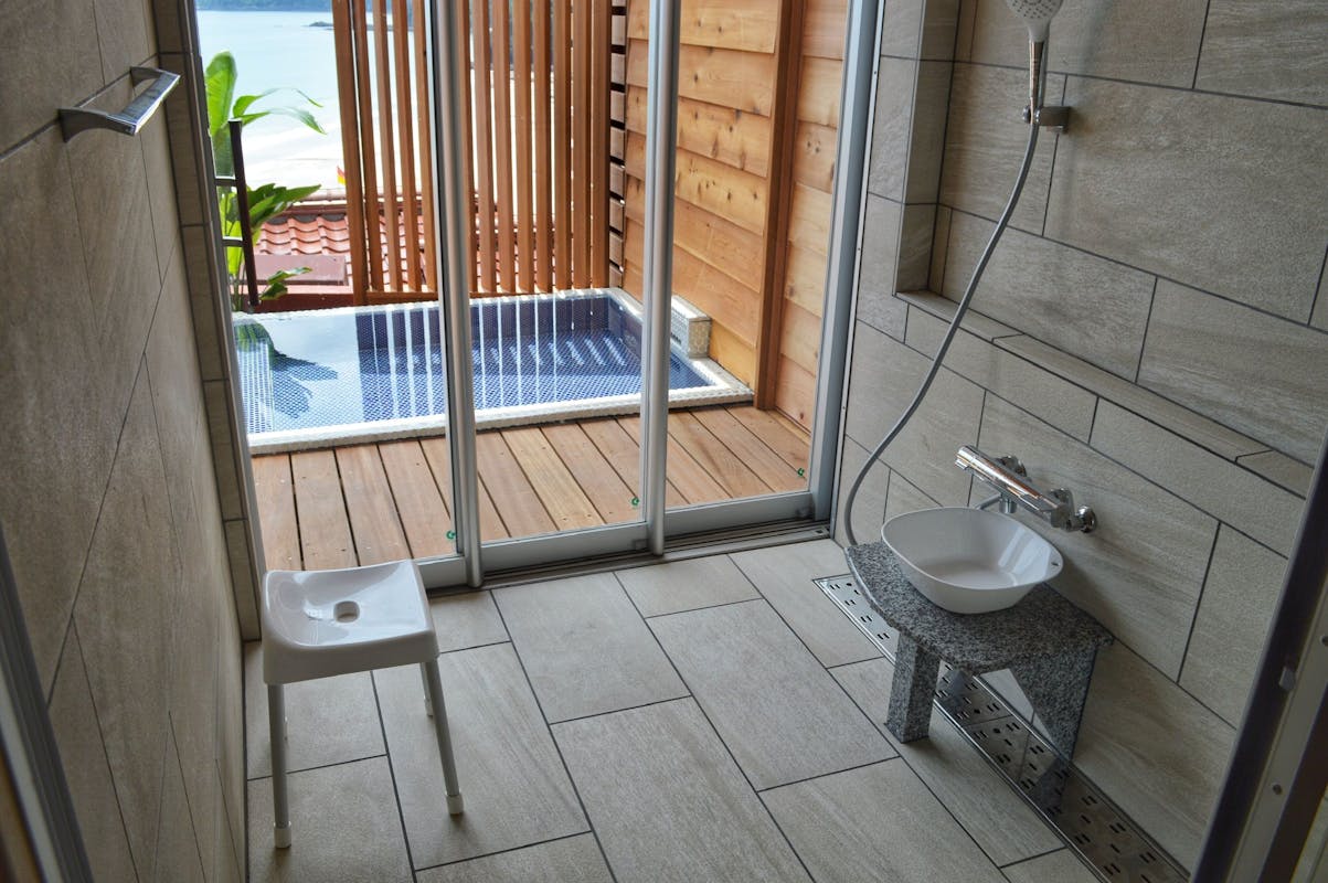 【下田大和館】車椅子のまま入浴可能の昇降機能付き露天風呂を備える304号室　露天風呂にフラットに続くシャワールーム