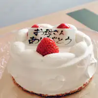 Kami juga dapat menyediakan kue untuk ulang tahun dan peringatan.