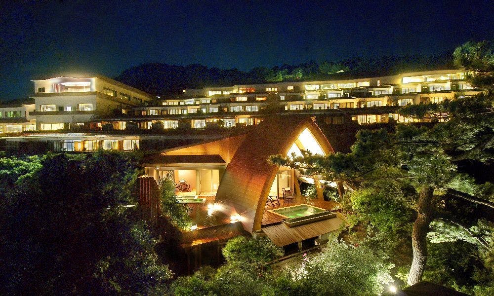 下田大和館夜の外観です