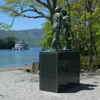 นี่คือรูปปั้นหญิงสาวที่มีชื่อเสียง