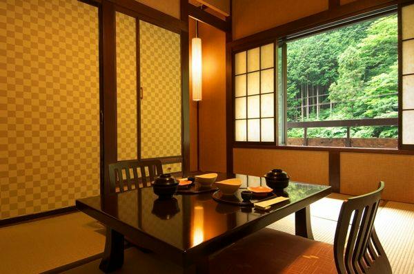【いのしし鍋を食す】山の幸を豊富に創作料理を堪能！