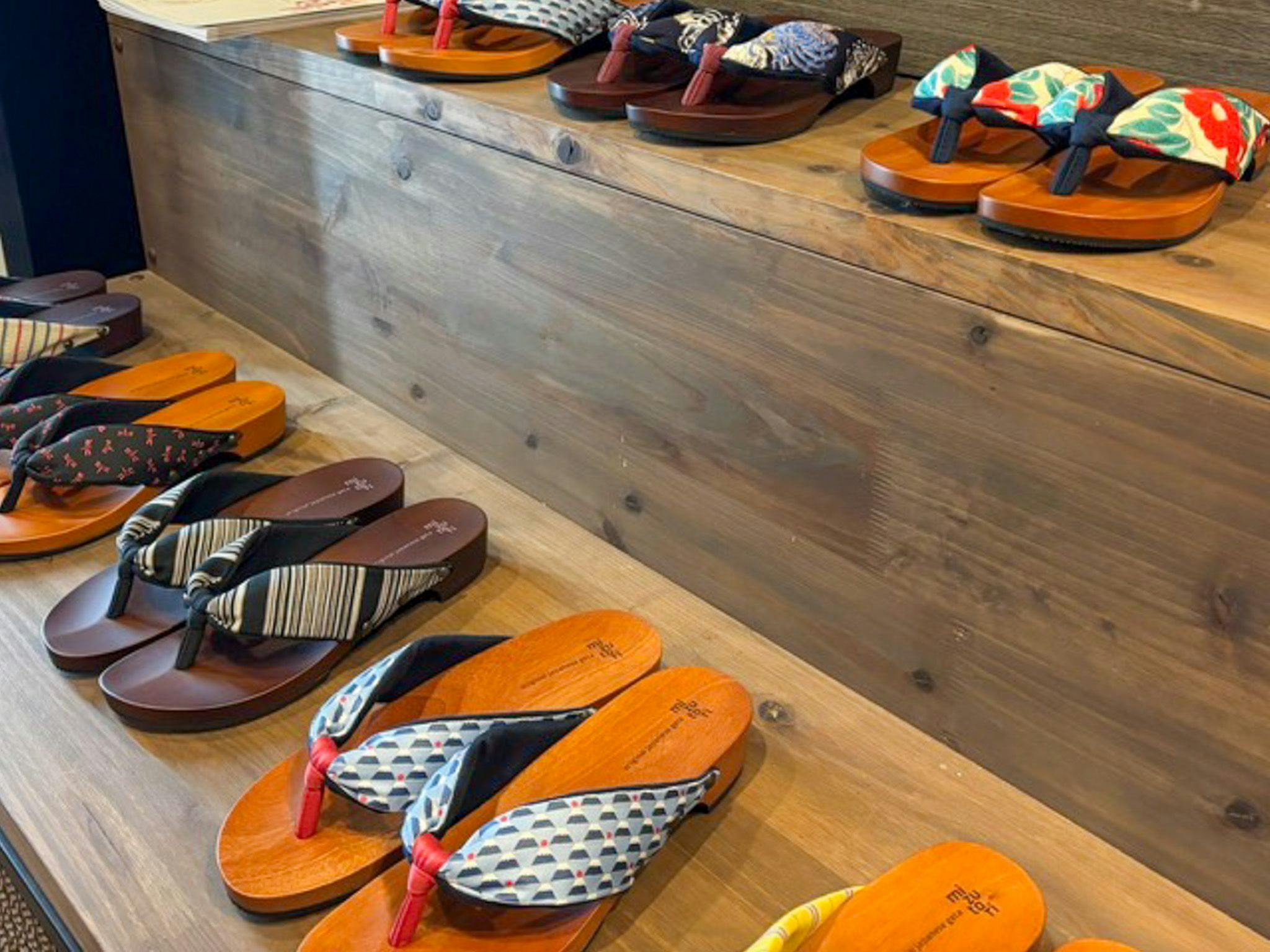 มีจำหน่ายที่ร้านค้า! รองเท้าเกี๊ยะดีไซน์เก๋ลายเป็ดน้ำ