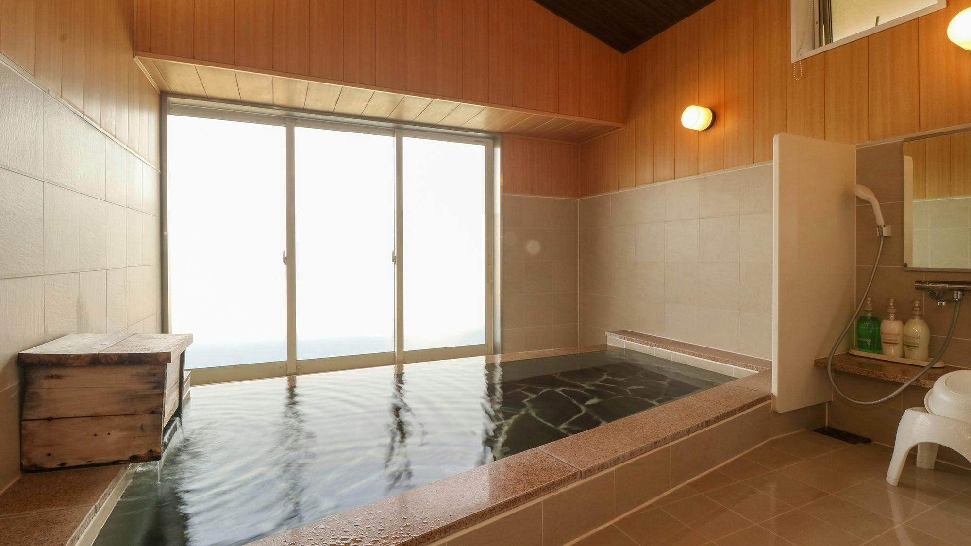 栄蔵の湯　晴れの日は太平洋が一望できます