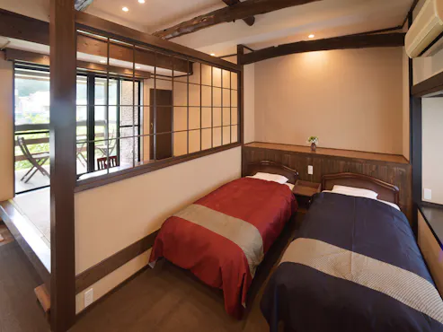 ห้องพักสไตล์ญี่ปุ่นและตะวันตกพร้อมอ่างอาบน้ำกลางแจ้งบางส่วน