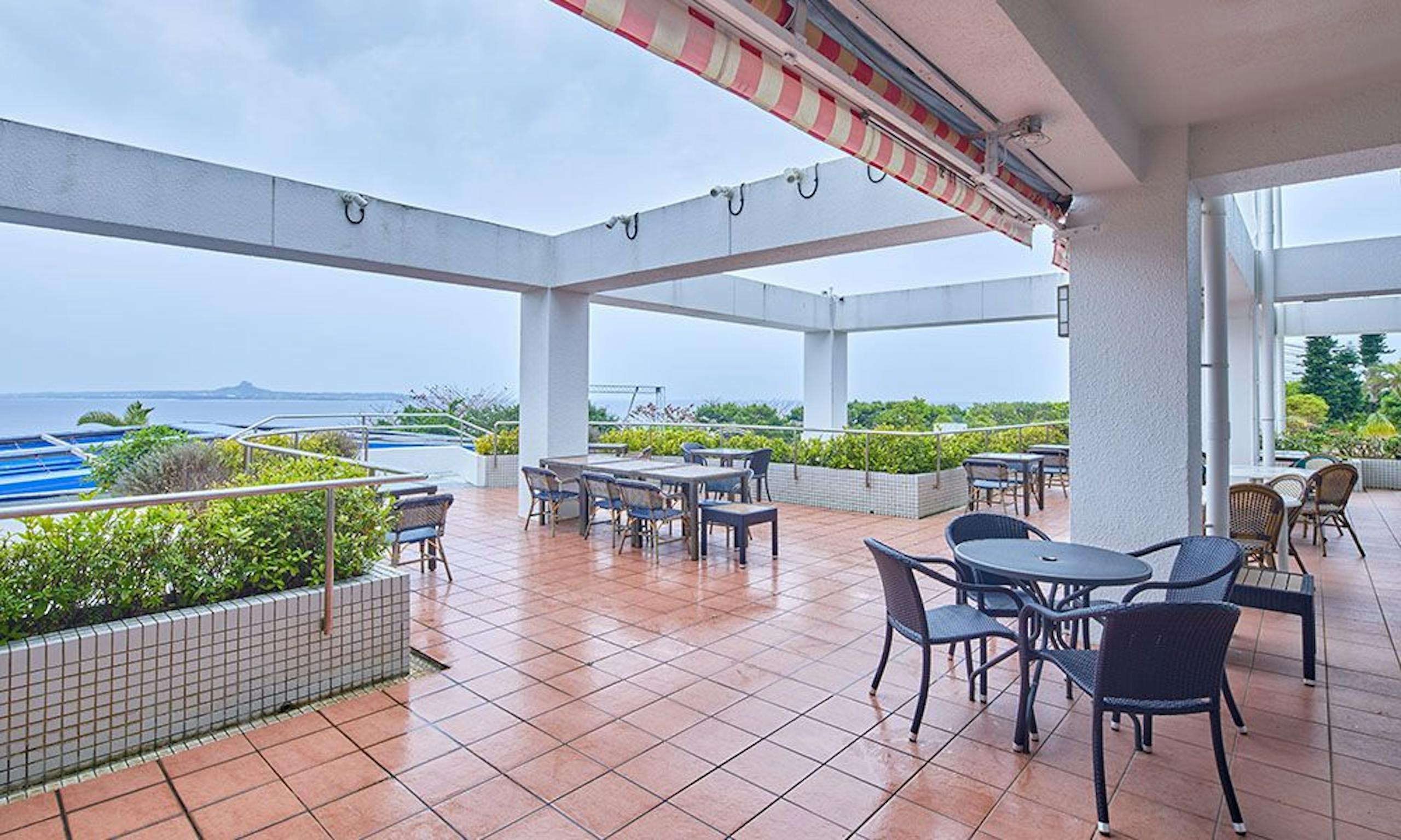 【ロイヤルビューホテル美ら海】レストランのテラス