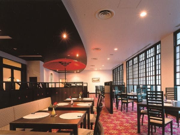 Savor Japanese cuisine while enjoying the view of Lake Biwa.