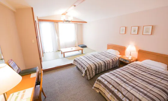 Kamar gaya Jepang dan Barat (Kapasitas 5 orang / Tersedia tipe bebas rokok dan merokok)