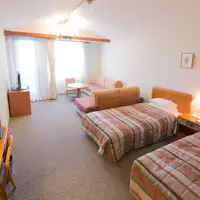 Kamar bergaya Barat untuk 4 orang.