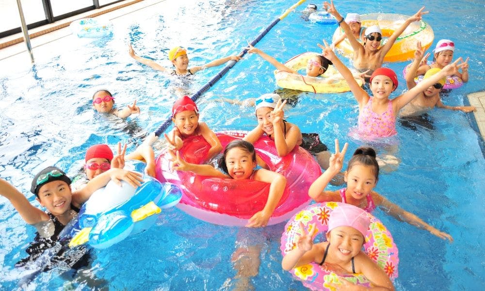 Kolam renang air hangat dalam ruangan (bersama-sama bersenang-senang)