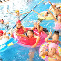 Kolam renang air hangat dalam ruangan (bersama-sama bersenang-senang)