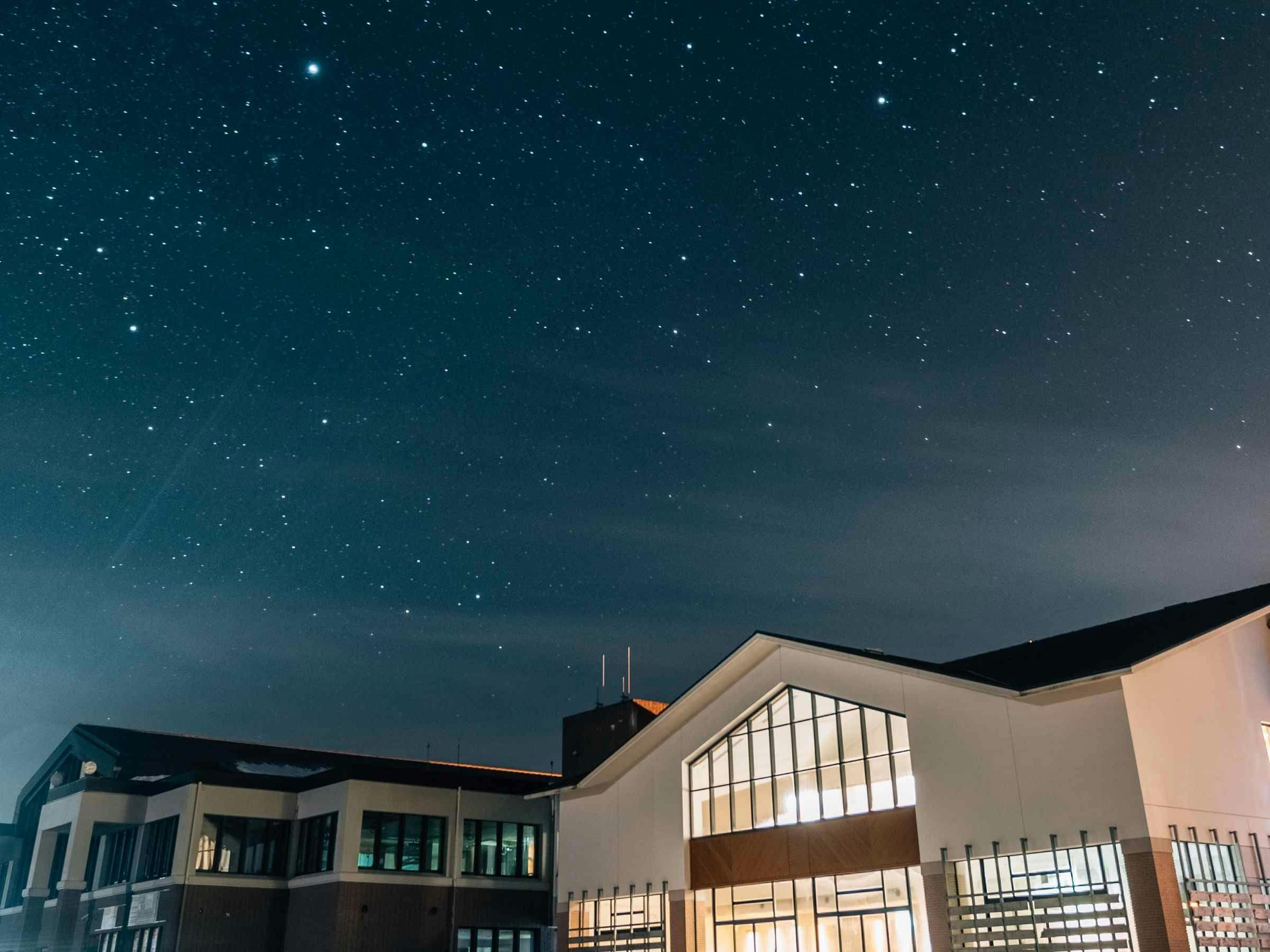 ภาพภายนอกอาคารในเวลากลางคืน