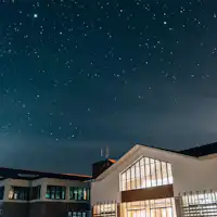 ภาพภายนอกอาคารในเวลากลางคืน
