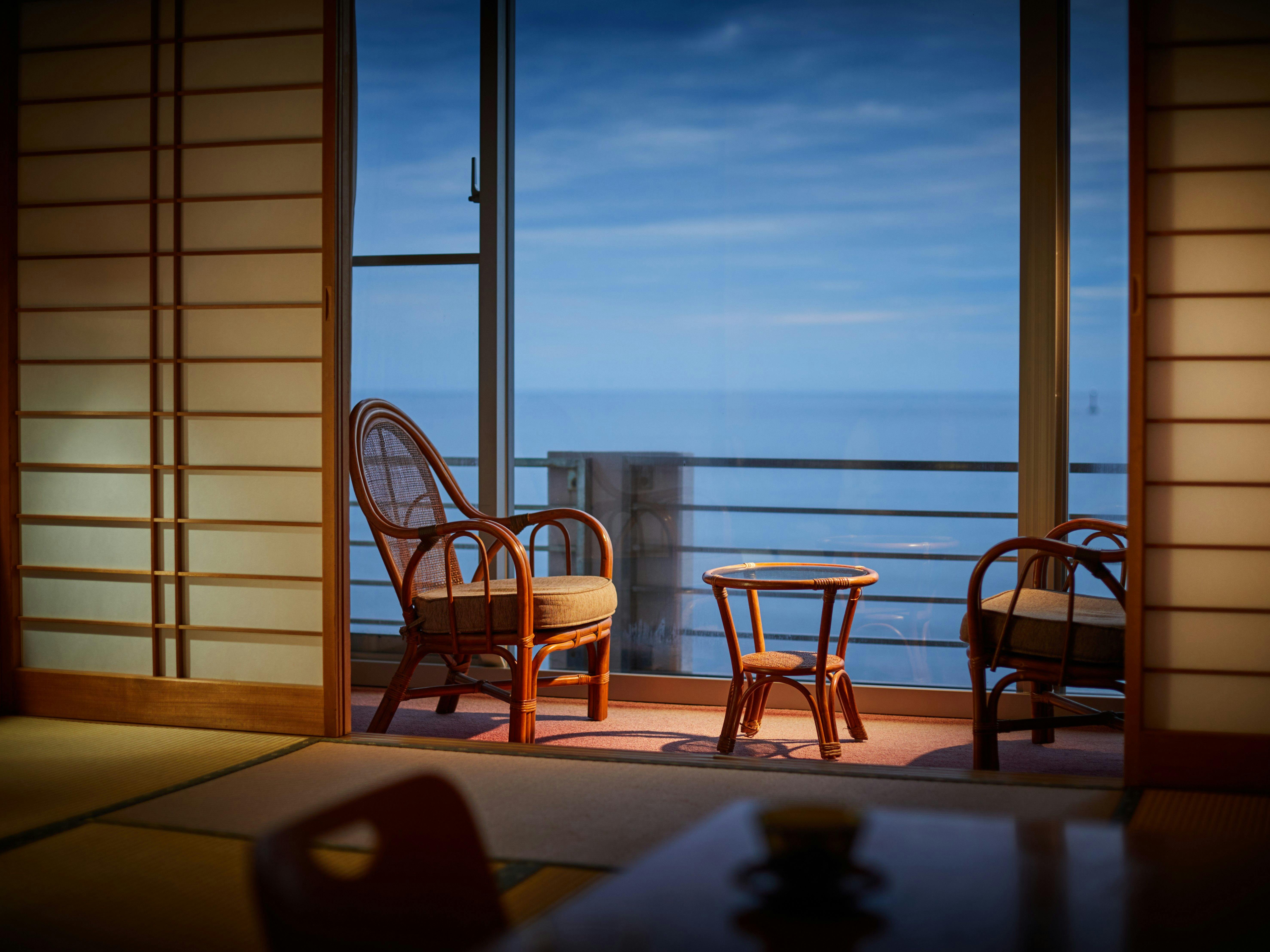 お部屋から相川の海を望む