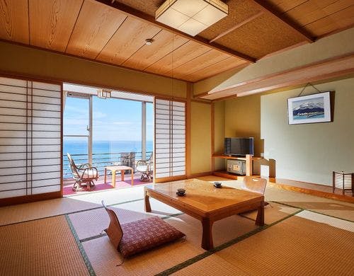 お部屋から相川の夕景を望む