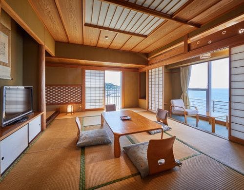 お部屋から相川の夕景を望む