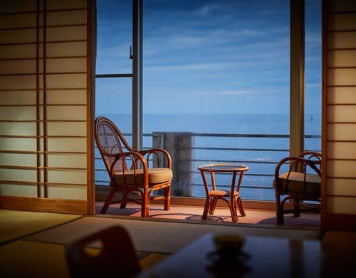 お部屋から相川の海を望む