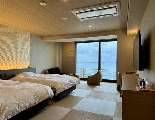 お部屋から相川の夕景を望む