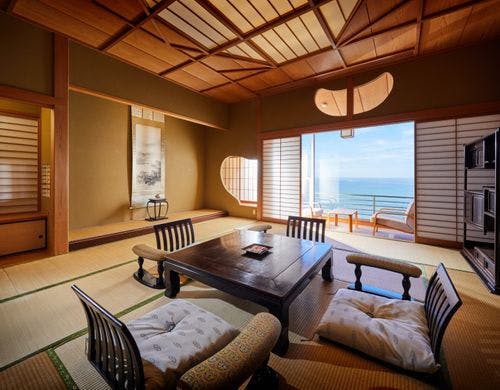 お部屋から相川の夕景を望む