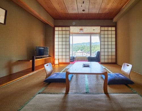 お部屋から佐渡金山・道遊の割戸を望む
