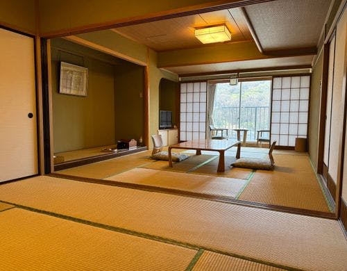 お部屋から相川の町並みを望む