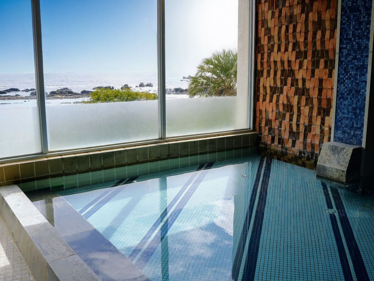 น้ำพุร้อนขนาดใหญ่พร้อมวิว