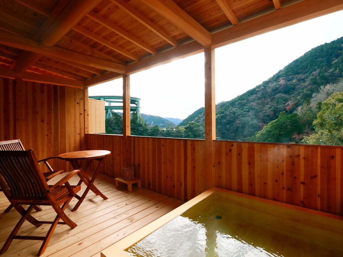 VIPルーム専用【檜露天風呂】24時間入浴可