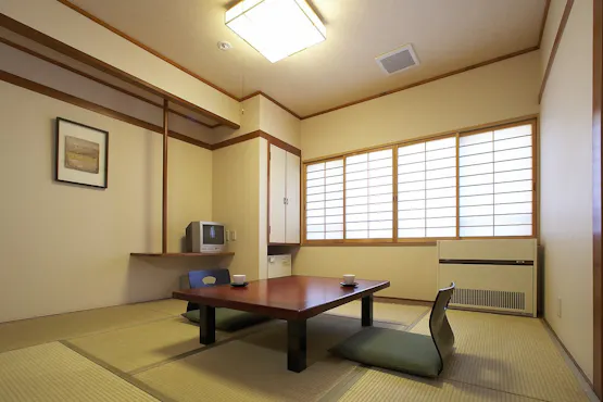 すっきりと清楚な設えの和室