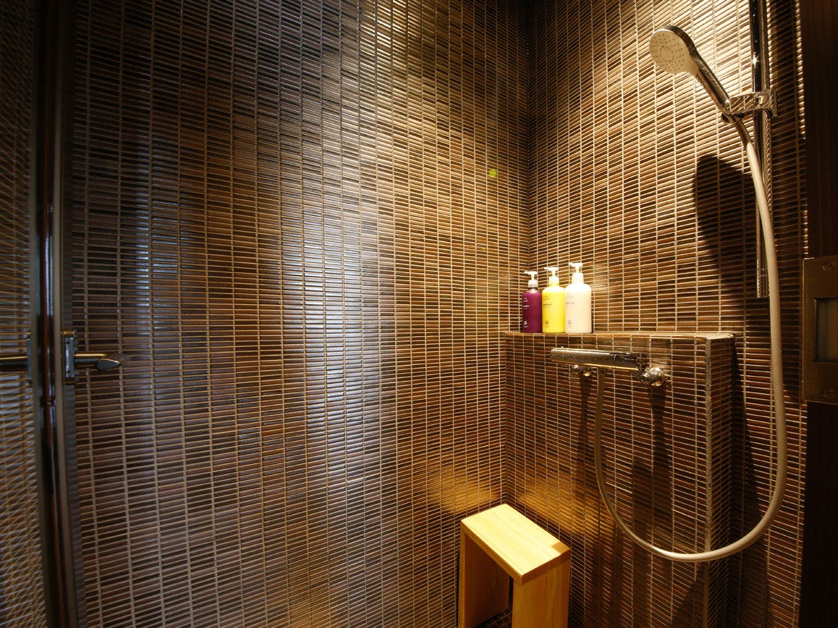 Semua bilik mandi dilengkapi dengan bilik pancuran.