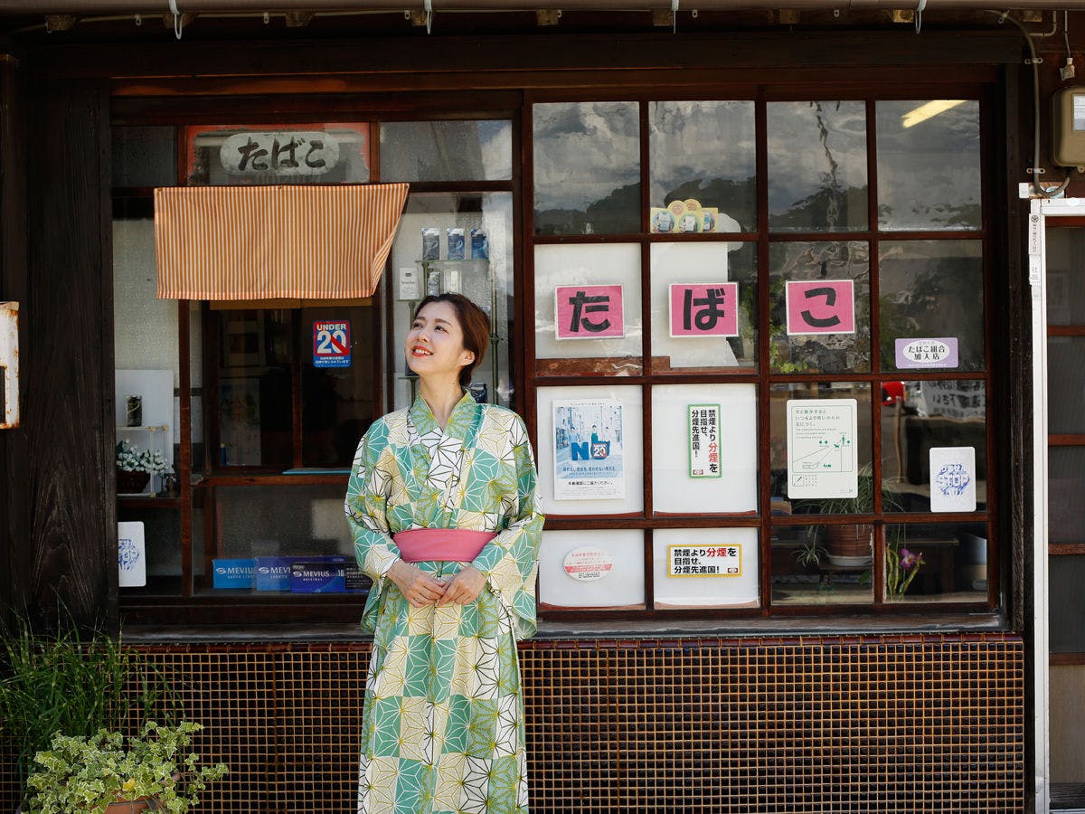 Berjalan-jalan di bandar pelabuhan Fukura yang penuh kehangatan tradisional.