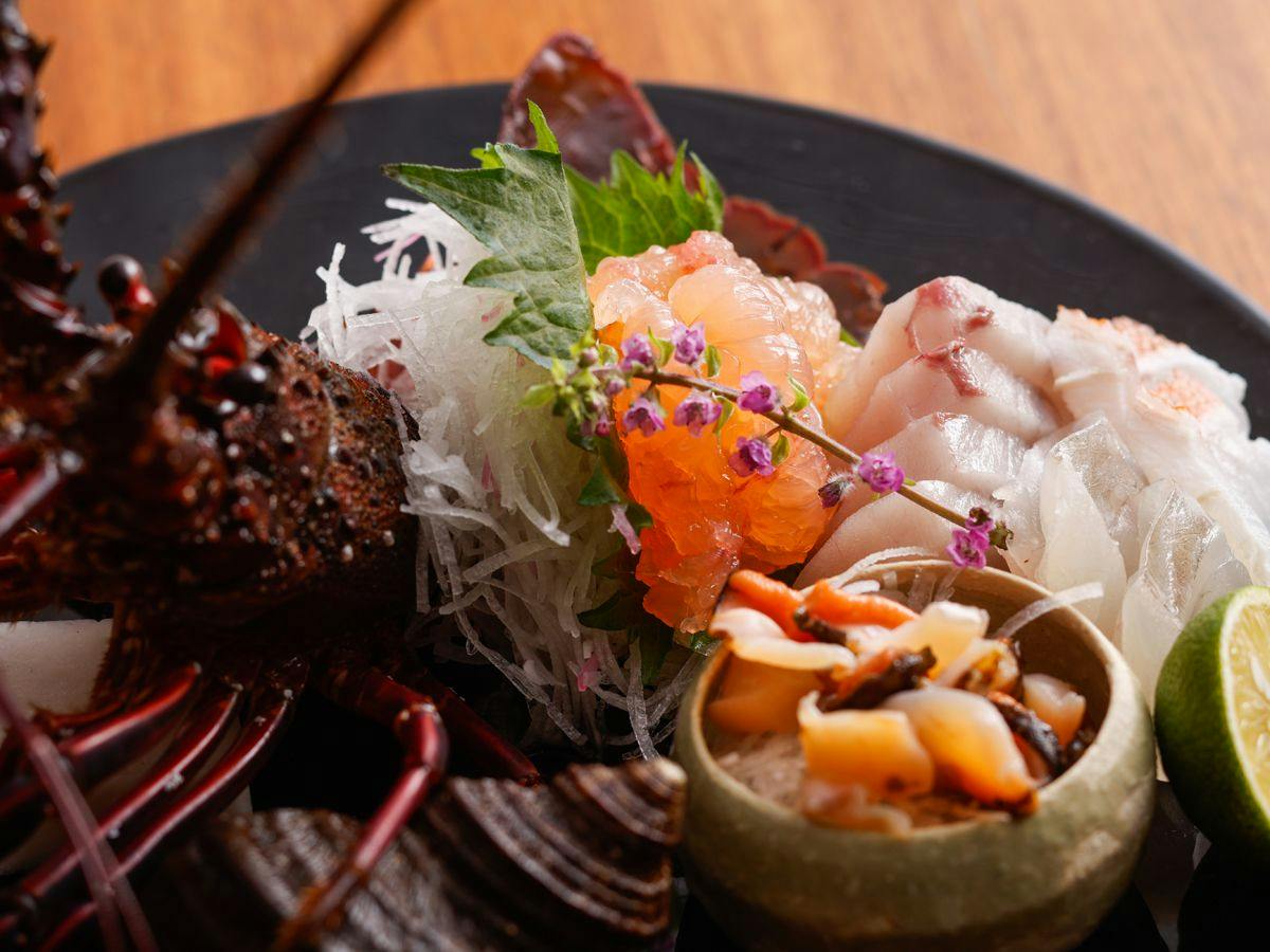 まちの心鮮料理・万代で味わう季節の地魚を使った創作料理コース（二食付）