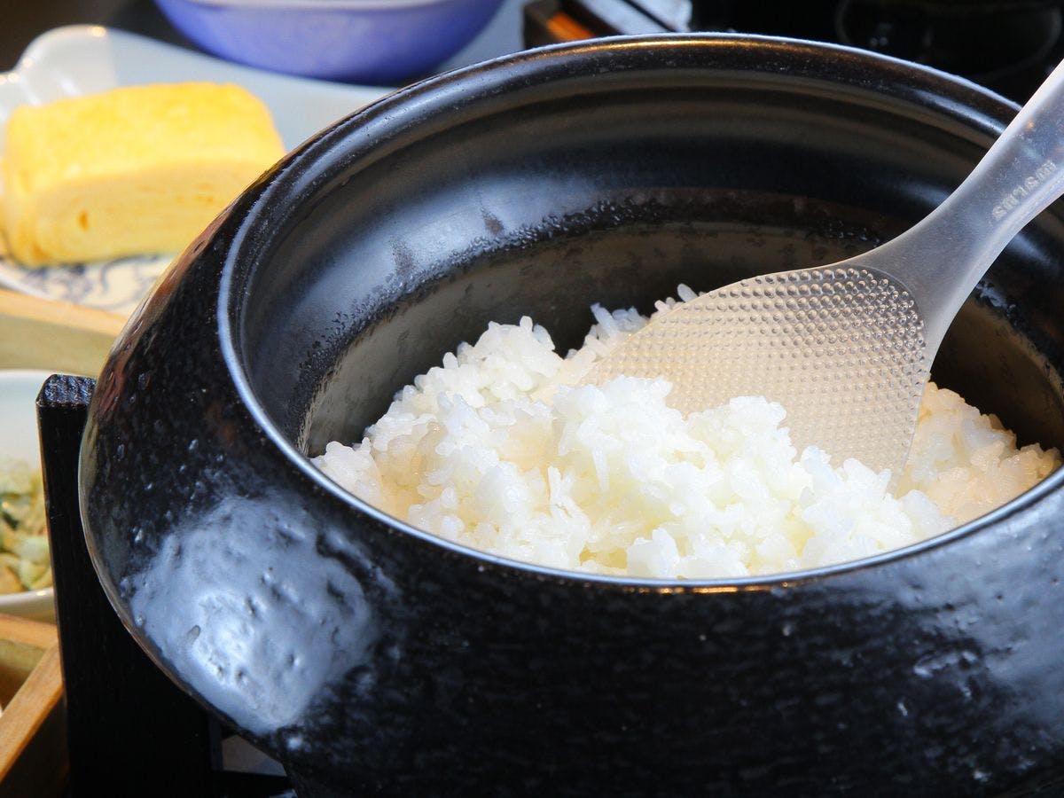Nasi yang dimasak dalam periuk tanah akan disajikan terus bersama periuk tanah tersebut.