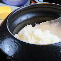 Nasi yang dimasak dalam periuk tanah akan disajikan terus bersama periuk tanah tersebut.