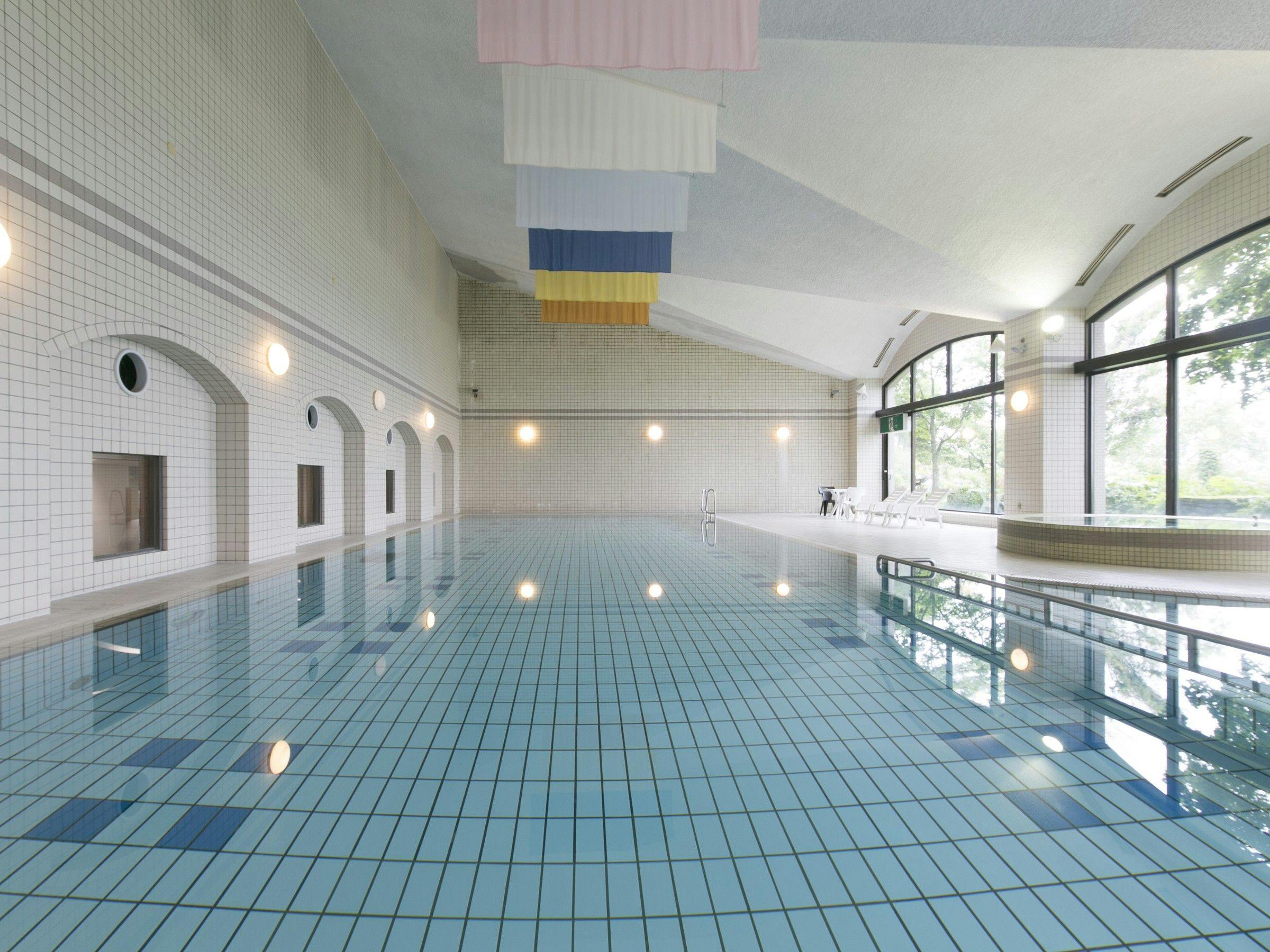 สระว่ายน้ำในร่ม (ปกติมีค่าใช้จ่าย)