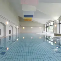 สระว่ายน้ำในร่ม (ปกติมีค่าใช้จ่าย)