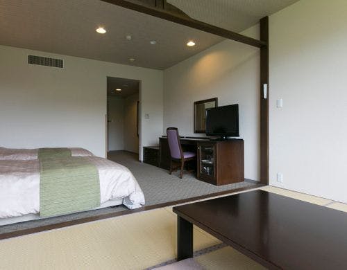 ベッド2台と布団3組で最大5名様宿泊可能