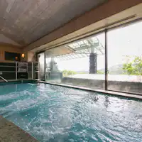 ห้องอาบน้ำสาธารณะขนาดใหญ่พร้อมซาวน่า