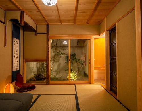 京町家の落ち着いたモダンなラウンジ